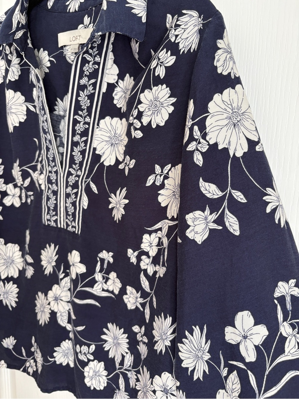 Loft Navy and White Floral V-Neck Long Sleeve Blouse Size XS - Picture 6 of 7
